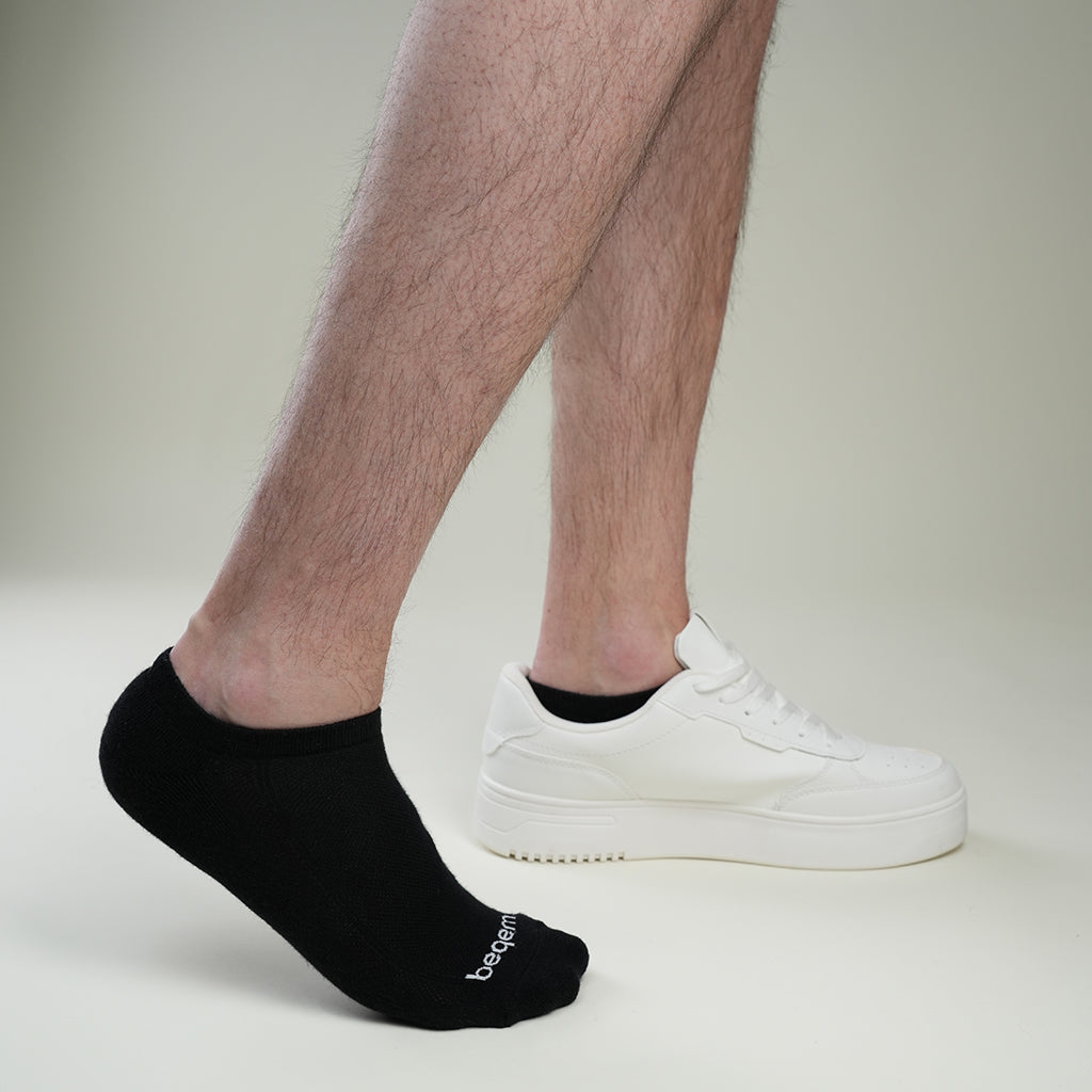 Beqem Sneaker-Socken aus ägyptischer Baumwolle – schwarz, atmungsaktiv & rutschfest. Perfekte Passform für Herren-Sneaker.