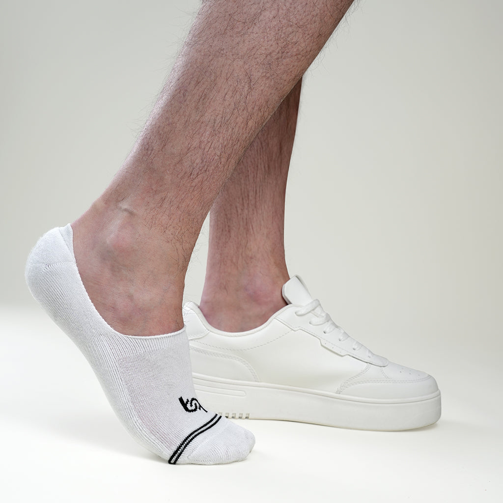 Beqem Füßling-Socken aus ägyptischer Baumwolle – weiß, atmungsaktiv & rutschfest. Perfekter Halt für unsichtbaren Komfort.