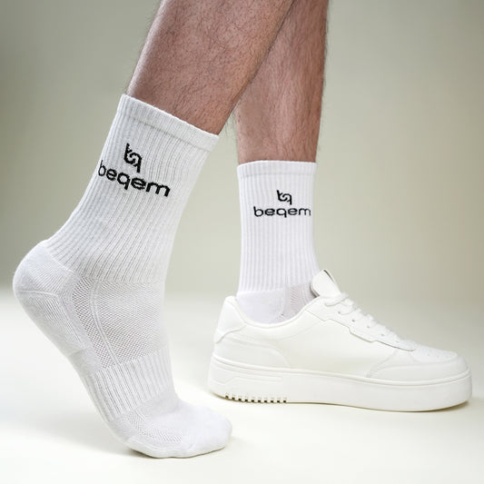 Beqem weiße Crew-Socken aus ägyptischer Baumwolle – atmungsaktiv, weich & strapazierfähig. Perfekt für Komfort & Langlebigkeit.