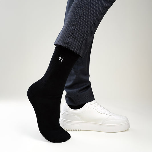 Beqem schwarze Crew-Socken aus ägyptischer Giza-Baumwolle – weich, langlebig & atmungsaktiv. Perfekte Premium-Socken für stilvollen Komfort.