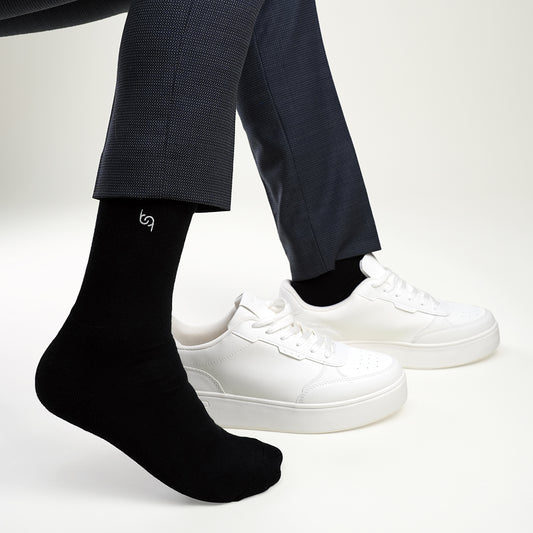 Beqem schwarze Crew-Socken aus feiner ägyptischer Giza-Baumwolle – weich, atmungsaktiv & langlebig. Premium-Socken für stilvollen Komfort