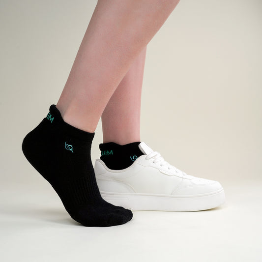 Beqem Sneaker-Socken aus ägyptischer Baumwolle – schwarz, atmungsaktiv & weich. Perfekt für Arbeitsschuhe & Freizeit.
