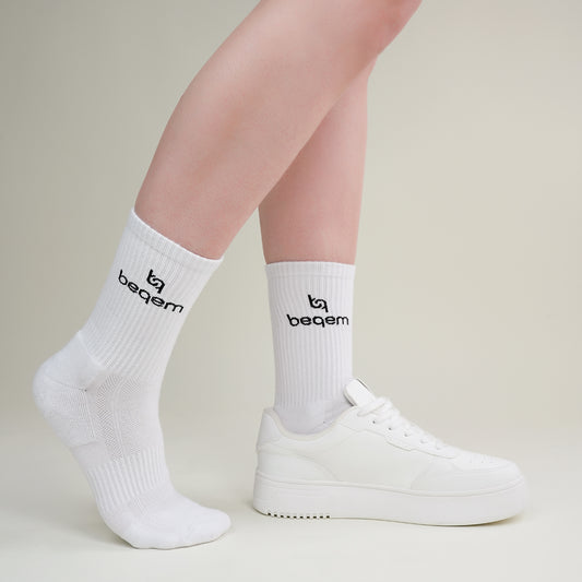 Beqem weiße Socken aus ägyptischer Baumwolle – weich, atmungsaktiv & strapazierfähig. Perfekt für Alltag & Arbeitsschuhe.